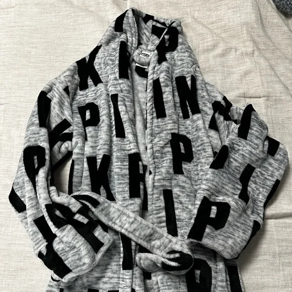 PINK Robe - Picture 2 of 5